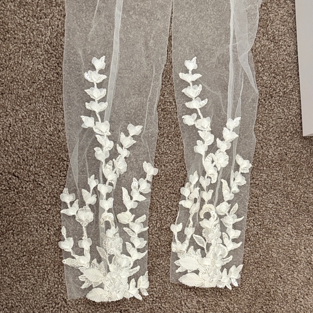Made with Loce Elegant White Lace Bridal Gloves / Sleeve